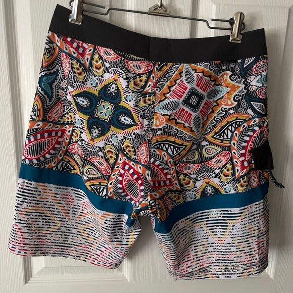 VISSLA Men's Vibrant Patterned Board Shorts W28 - Picture 2 of 3